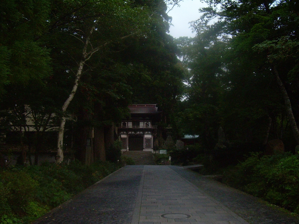 dscn0744.jpg - Farther up the hill, we come closer to the temple.