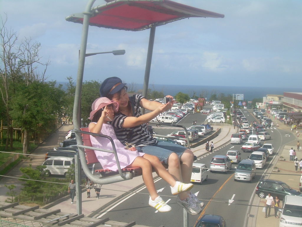 dscn0754.jpg - A Japanese mother and daughter enjoy a day at Tottori's dunes.