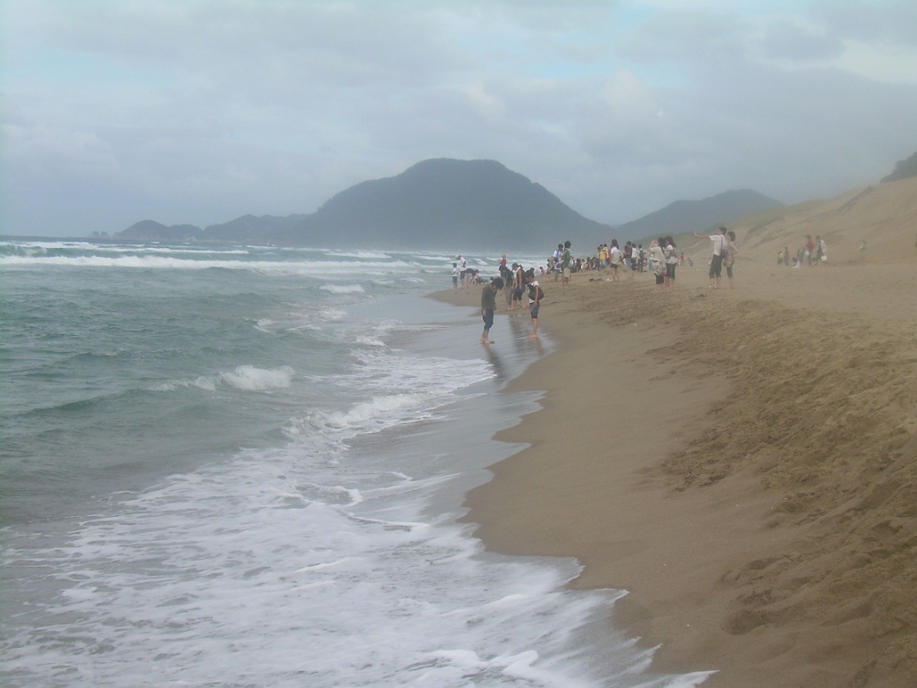 dscn0766.jpg - The ocean meets the dunes.