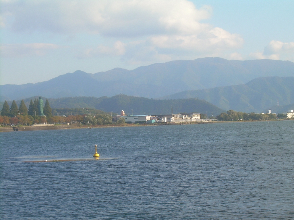 dscn0836.jpg - Now we're further along the coast of Japan's largest lake.