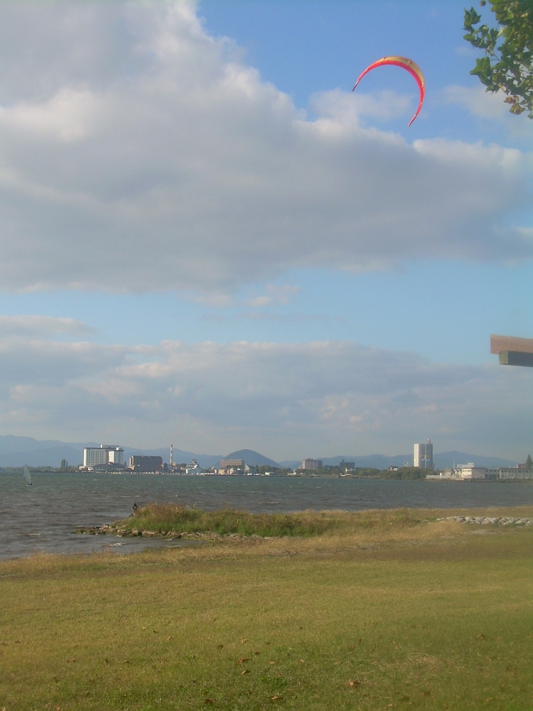 dscn0840.jpg - People also like to fly kites along the shore.