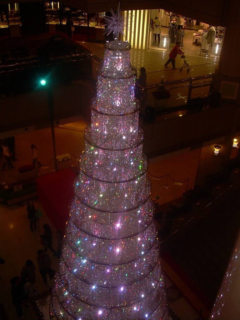 dscn0842.jpg - In November, I took a trip to Yokohama to visit my friend from study abroad, Kate, who was now a JET as well.  This beautiful Christmas tree was in the shopping mall at the base of Yokohama's Landmark Tower, the tallest building in Japan.