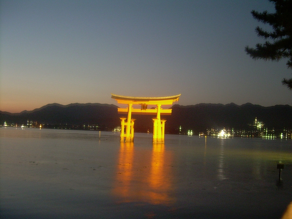 dscn0940.jpg - Back at the Torii, now at high tide and illuminated for the evening.