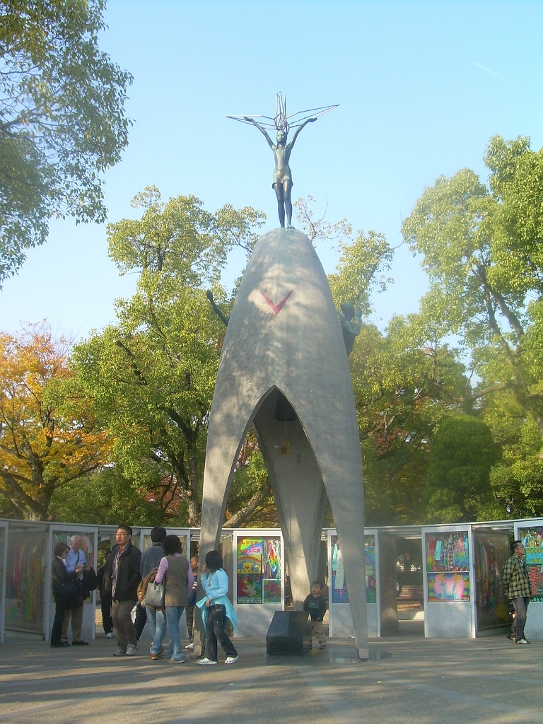 dscn0972.jpg - I can't remember now if that was Sadako or just a generic child in the monument.