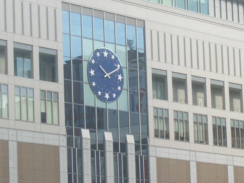 dscn1072.jpg - We have just arrived in Sapporo, and headed to Sapporo Stellar Place in the JR Tower, which sported this cool, thematically-appropriate clock.  I wish the US could sometimes be this cute.