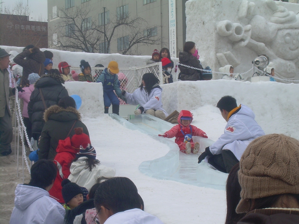 dscn1079.jpg - And go down little ice slides.