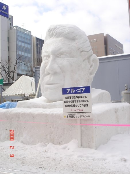 yukimatsuri2.jpg - Al Gore.  Cool.  Even though I think this looks more like Ronald Reagan.