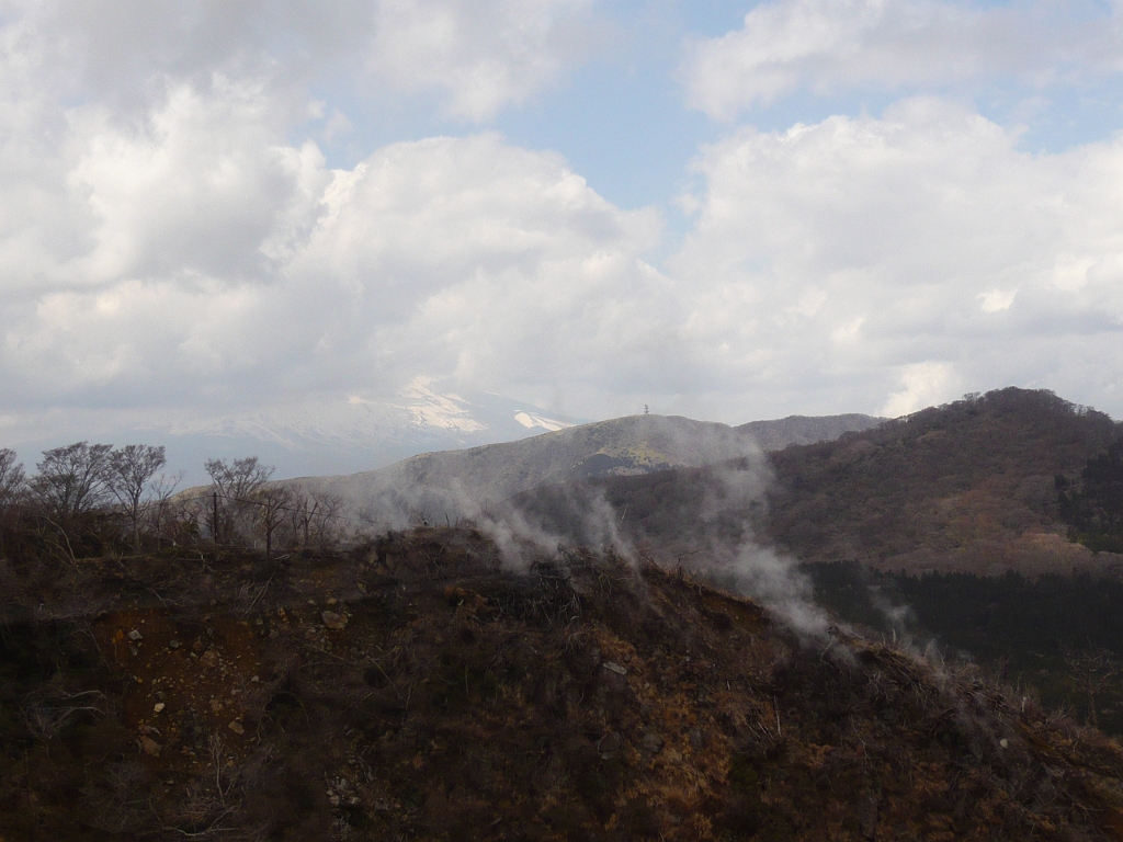 p1000031.jpg - That's all volcanic steam.