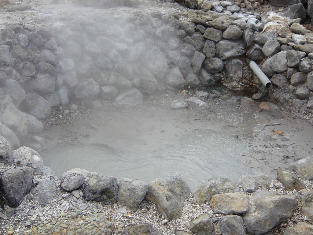 p1000046.jpg - This is the type of mud pit in which they were boiled.