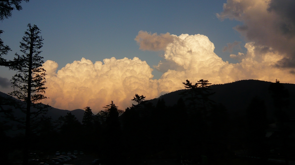 p1000057.jpg - That evening, we saw these massive clouds rising in the distance.