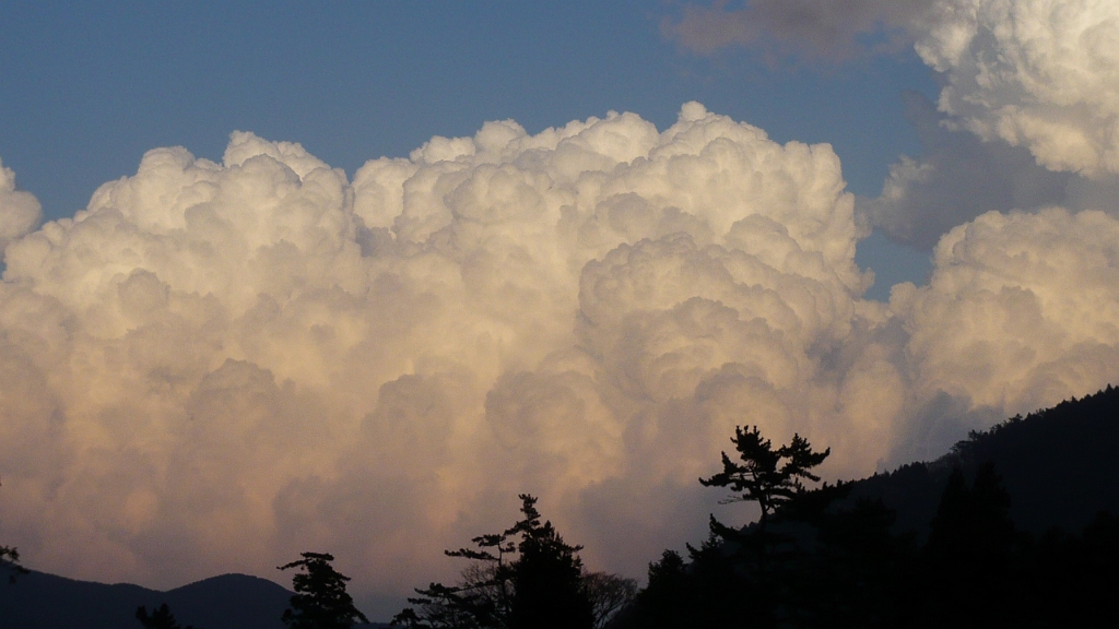 p1000059.jpg - More of the amazing clouds