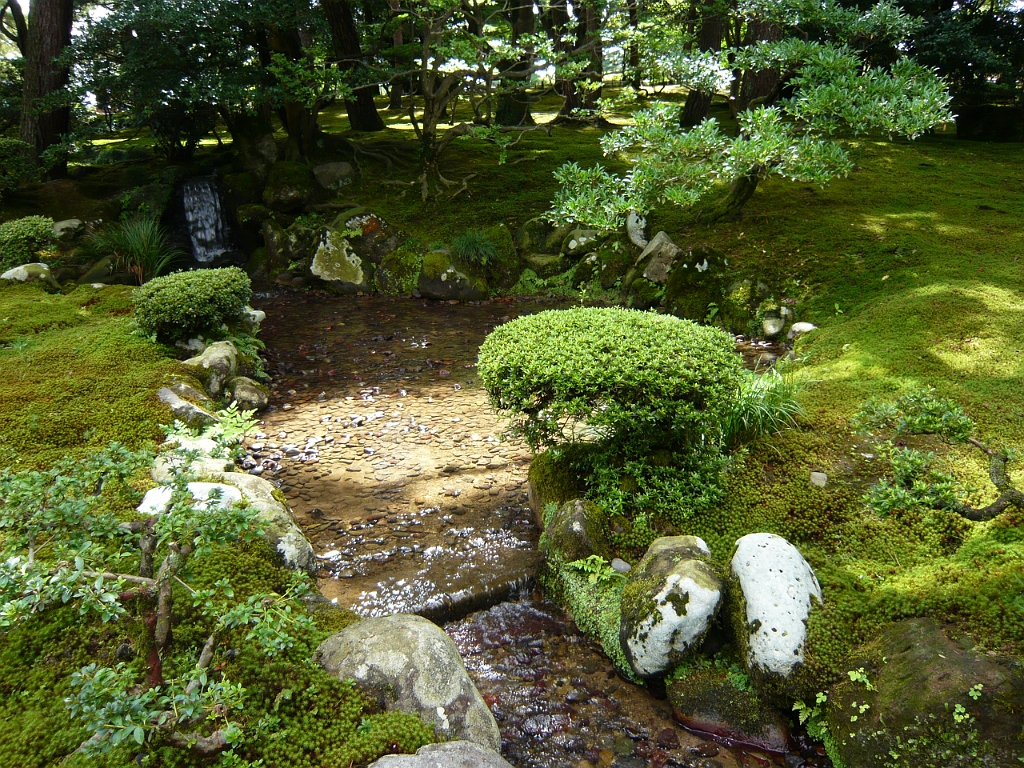 p1010821.jpg - Next, we went to Kenrokuen Garden, considered by the official authority that decides these things (I'm sure there must be such a thing considering all the lists like this there are in Japan) to be one of the three most beautiful gardens in Japan.