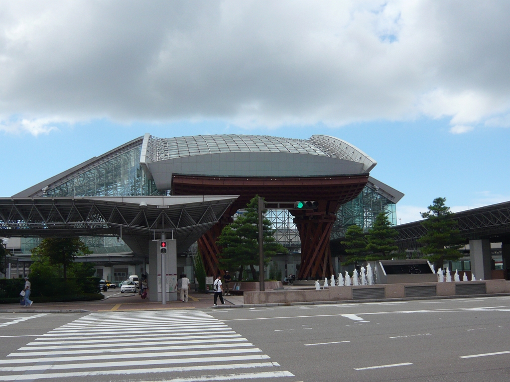 p1010839.jpg - And now we're back at Kanazawa Station, the architecture of which impressed me.