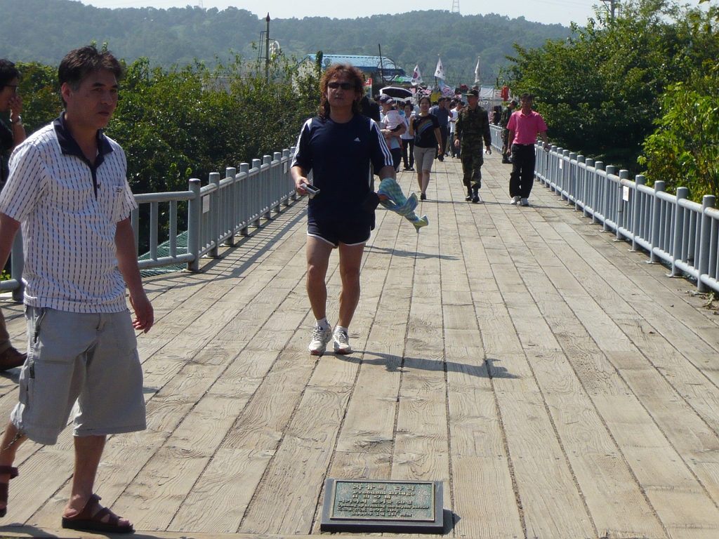 p1010884.jpg - The bridge is known as the Freedom Bridge.