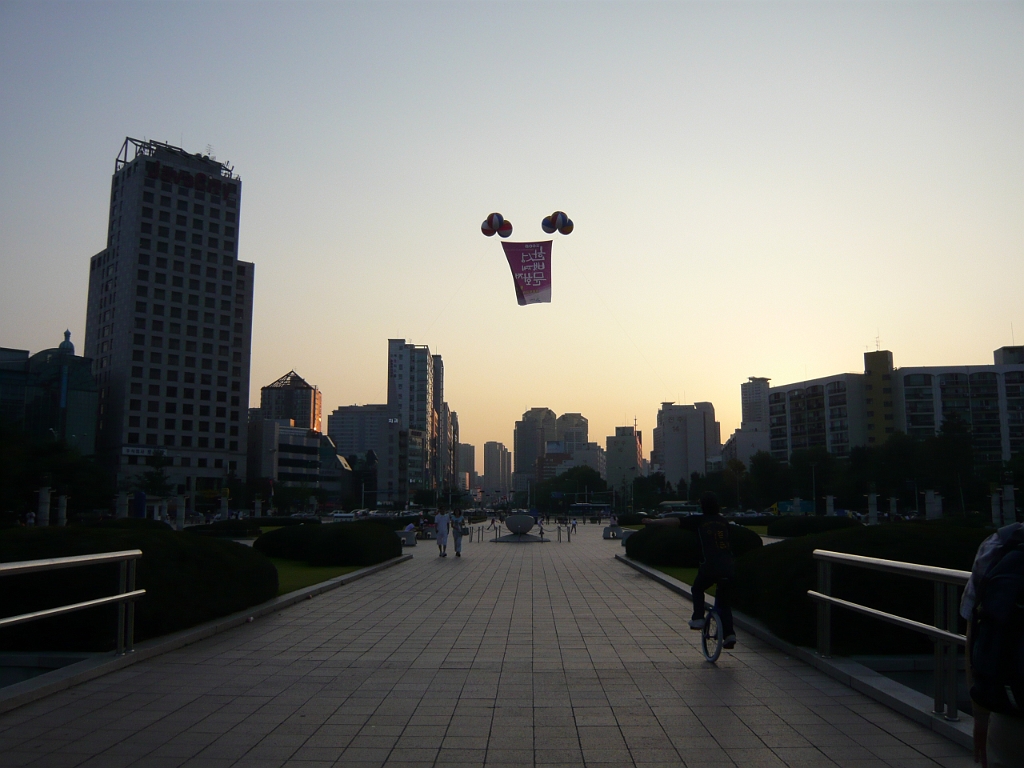 p1010898.jpg - Looking back at the balloons and the skyline.  I think maybe it had something to do with it being the 20th anniversary of the Seoul games.