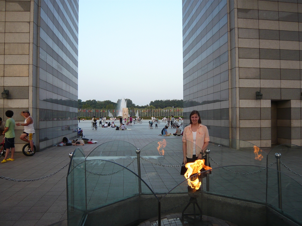 p1010900.jpg - Here I am at the eternal flame under the monument.