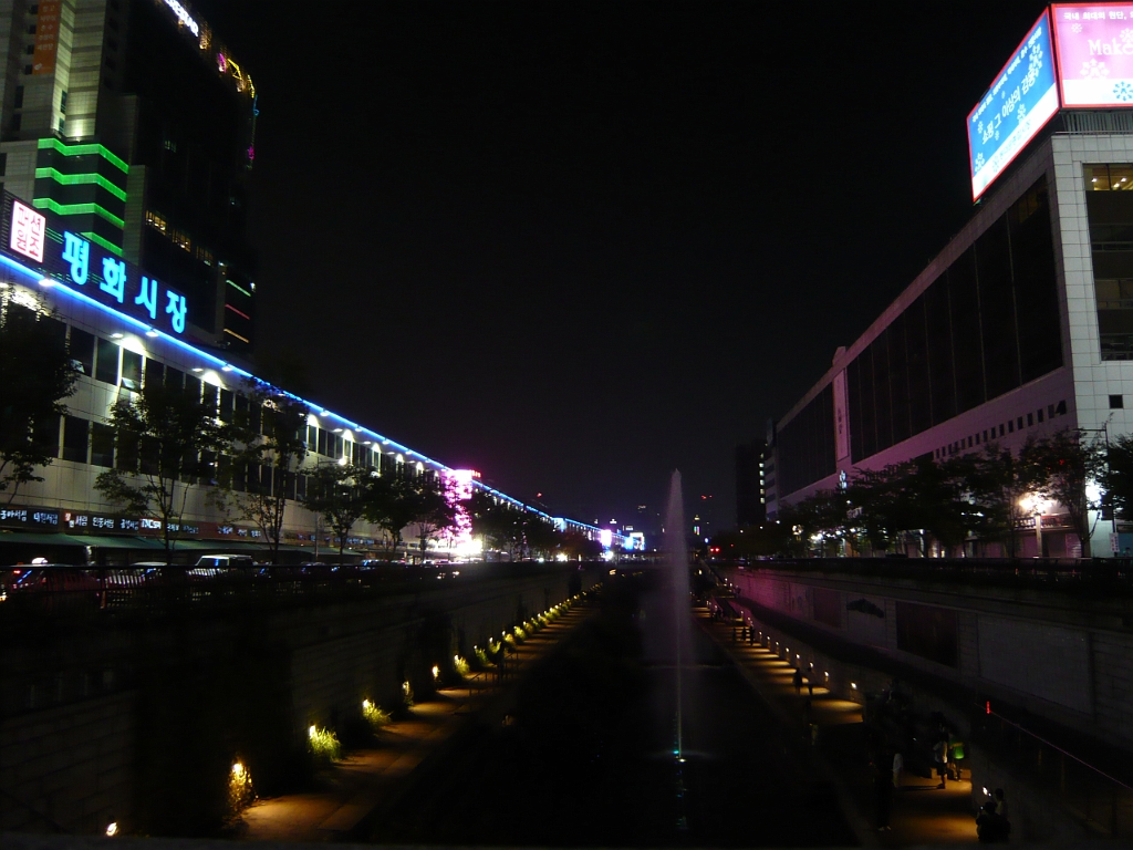 p1010862.jpg - Fountains and glitziness