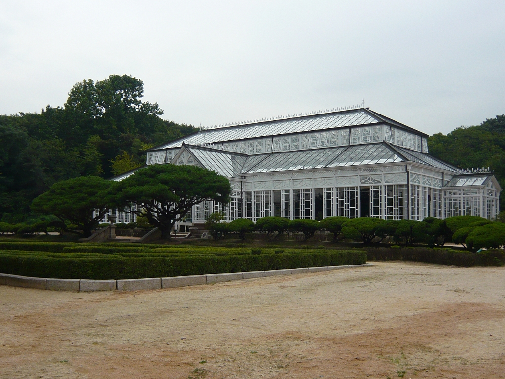 p1010928.jpg - And now we've found something slightly more modern: a greenhouse from, I think, the late 1800s or early 1900s.