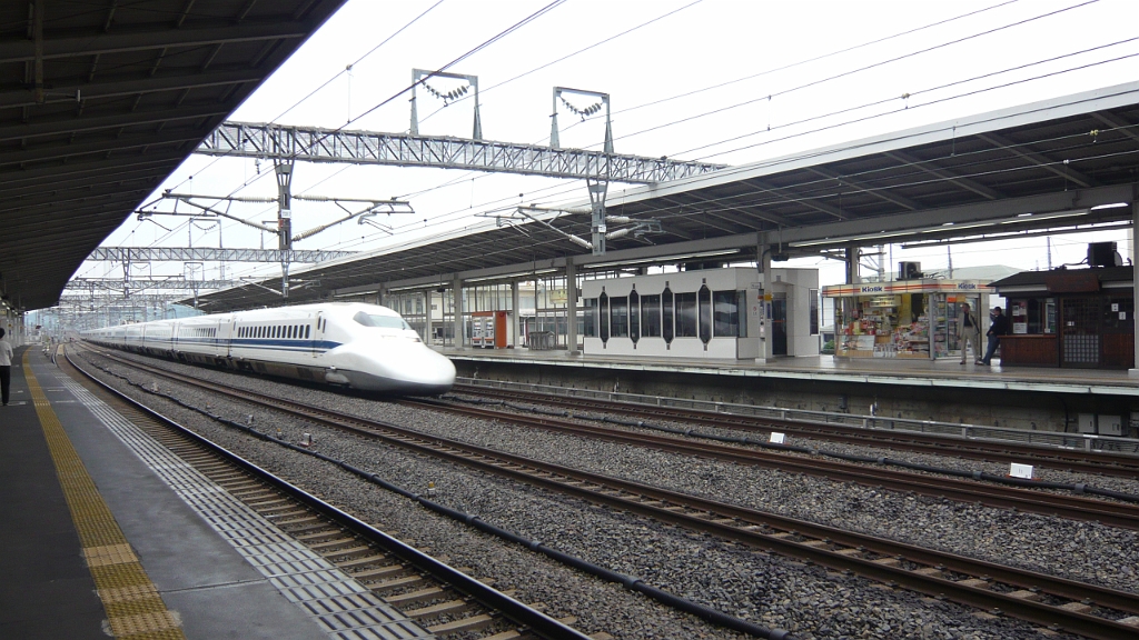 p1020535.jpg - The Shinkansen passes through Maibara Station.