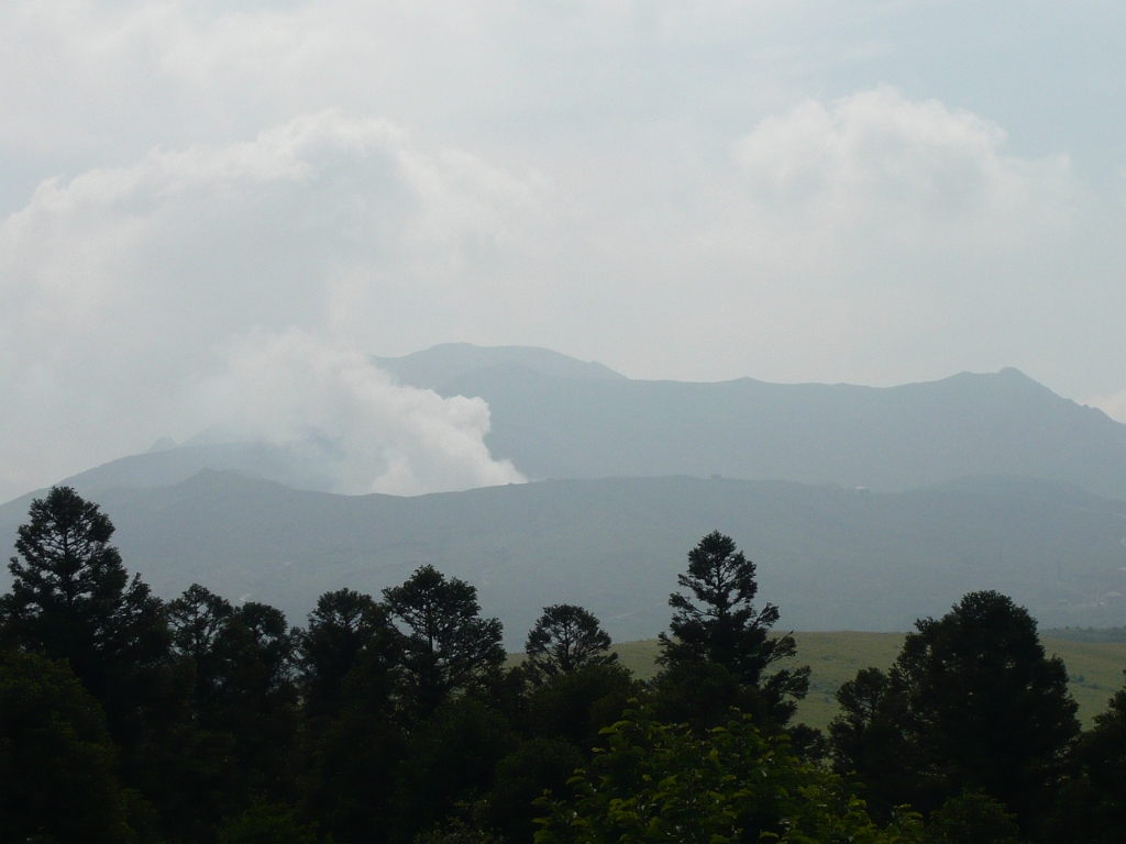 p1020613.jpg - Whoa.  That plume is coming out of a real volcano.