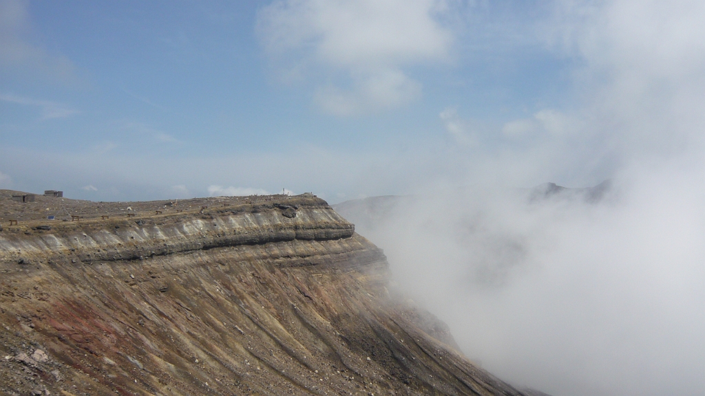 p1020621.jpg - That's a lot of steam coming out of that crater.