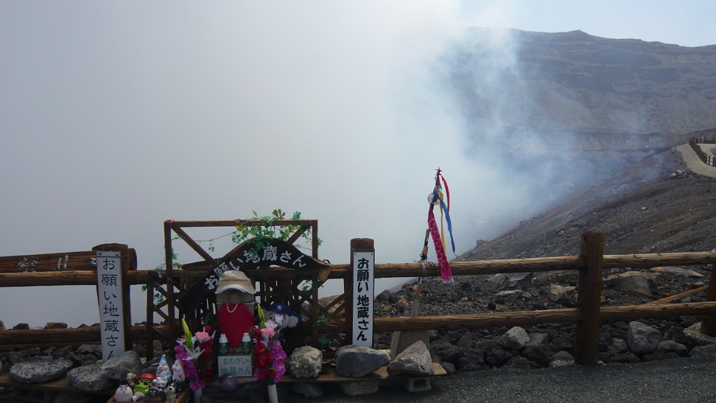 p1020635.jpg - A memorial at the crater. I don't remember the exact significance.