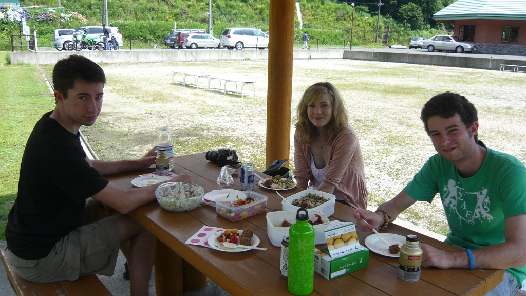 p1020728.jpg - Roxy made a fantastic picnic lunch for us, and then we found this picnic table.  Delightful!