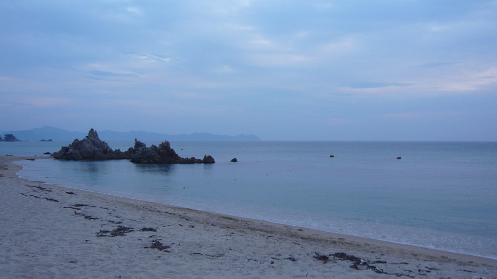 p1020744.jpg - We made it to 水晶浜　福井県美浜町　(Crystal Beach in Mihama, Fukui Prefecture) at dusk.