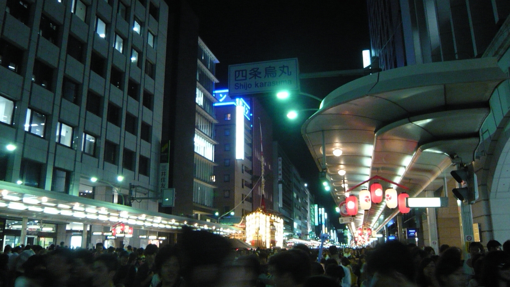 P1020751.JPG - Look at those crowds in the streets!