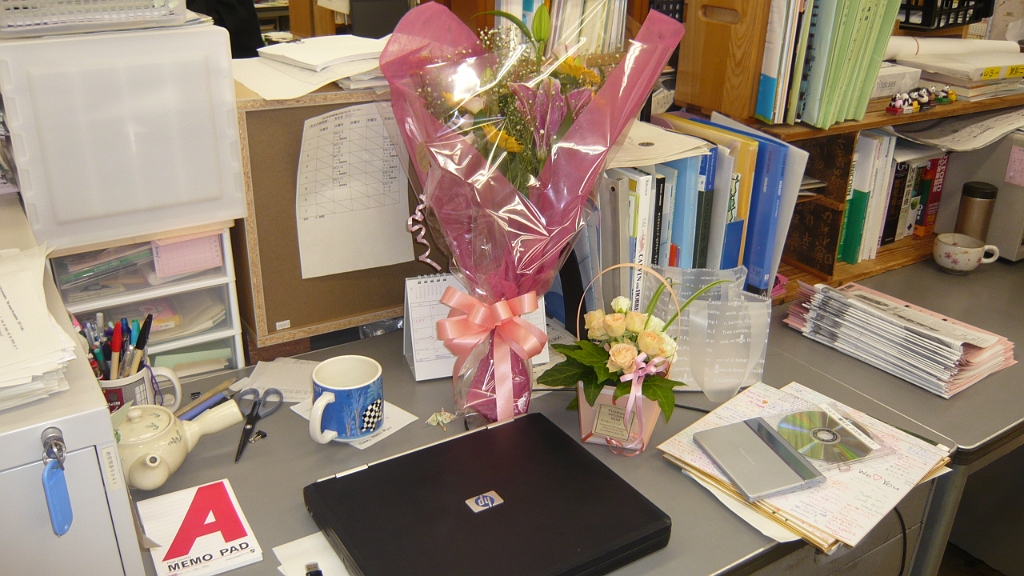 P1020760.JPG - And now it's almost time for me to leave Japan...so there are bouquets on my desk.  Awwwww.