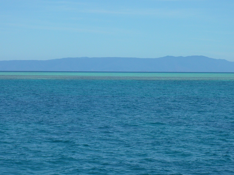 p1010198.jpg - Look at how the water turns green just near the horizon.  Isn't that cool?