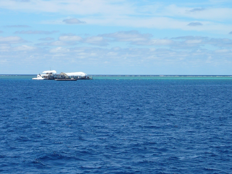 p1010200.jpg - Approaching the Outer Reef Pontoon.