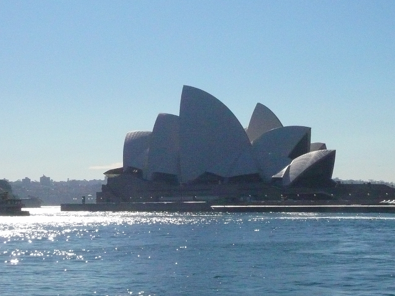 p1010495.jpg - And now we're back in the sunshine!  I'm sorry to say that my camera got mysteriously switched from Automatic to ISO 800 during the previous night, so all of my daytime photos of Sydney Harbour are grainy and washed-out looking.  Sigh!  But if that was the major catastrophe of the trip, I guess I'll deal with it.