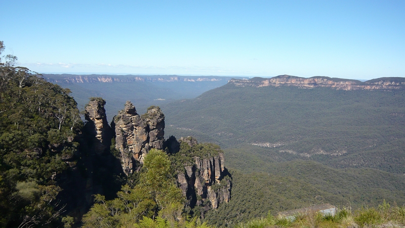 p1010634.jpg - The rocks in the foreground are the Three Sisters, with the Blue Mountains in the background.