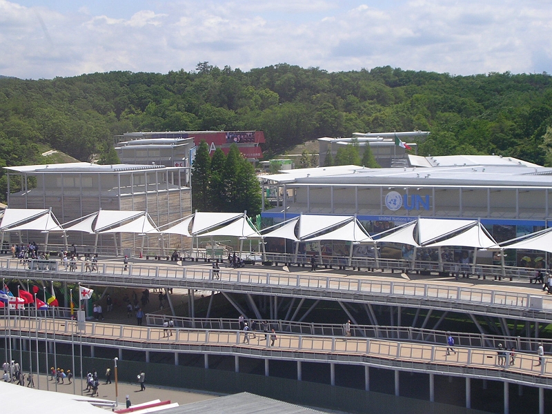 dscn0485.jpg - This is another view of the Global Loop, looking into Global Common 2.  The UN Pavilion is in the front, and there's the US Pavilion in the back.