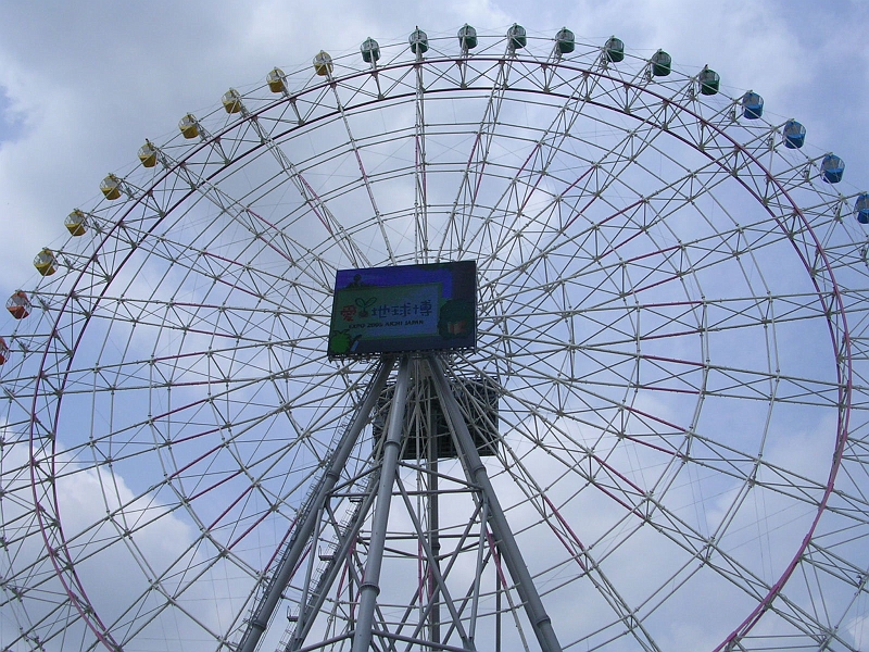 dscn0506.jpg - A better view of the Ferris wheel.