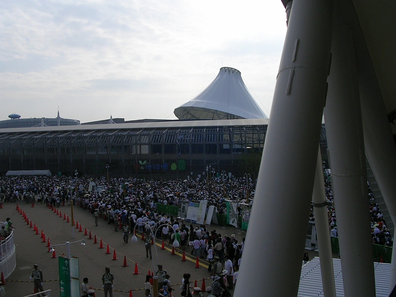 dscn0881.jpg - Toward the end of the Expo the crowds were MASSIVE.