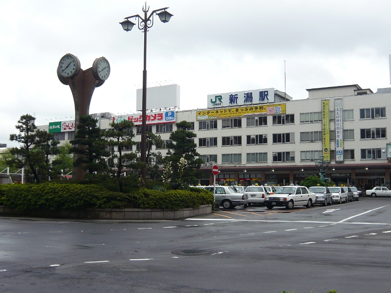 P1030371.JPG - ...and this was the big station in downtown Niigata.