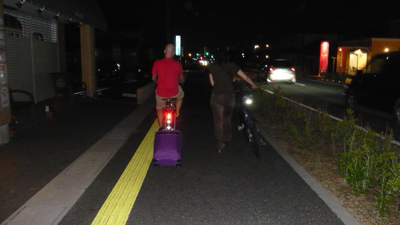 P1030380.JPG - And now I'm back home in Shiga!  A new ALT (whom I therefore had never met before) was gracious enough to attach my purple suitcase to the back of his bike and carry it on to my friend's house while I rode a separate bike which my friend got her school to lend to me.