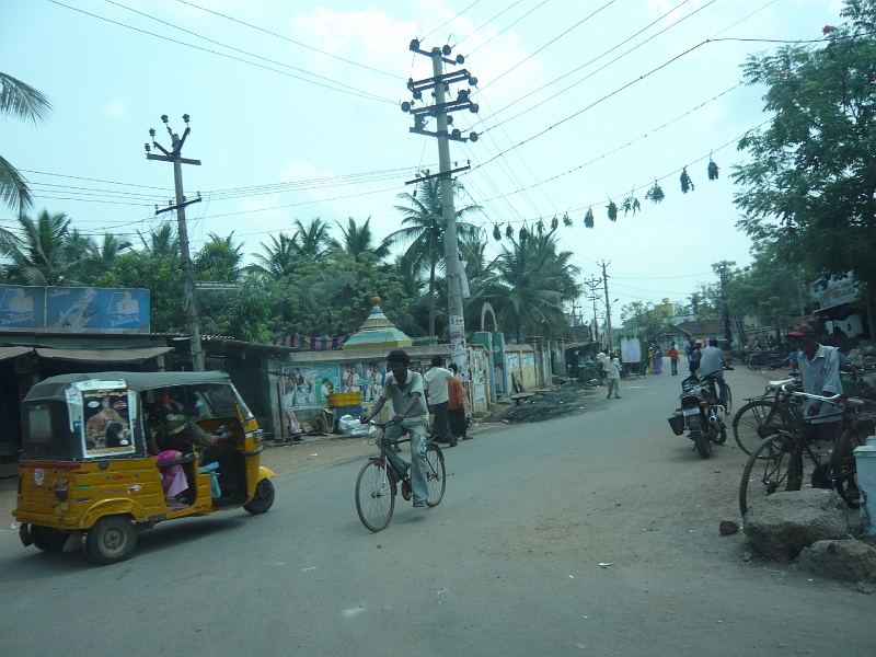 p1020116.jpg - More of the streets of Eluru, on the way to the village of Gummallapadu.