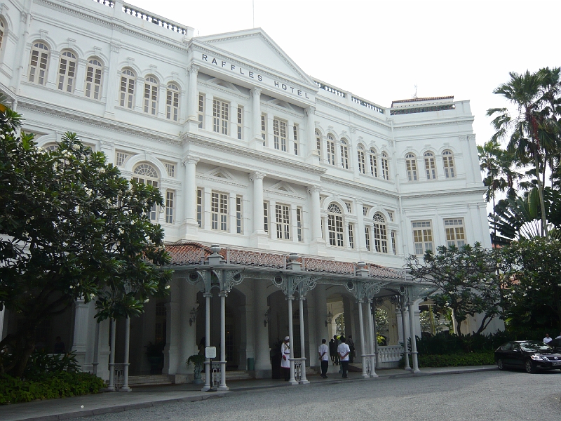 p1020378.jpg - The front entrance of the Raffles Hotel