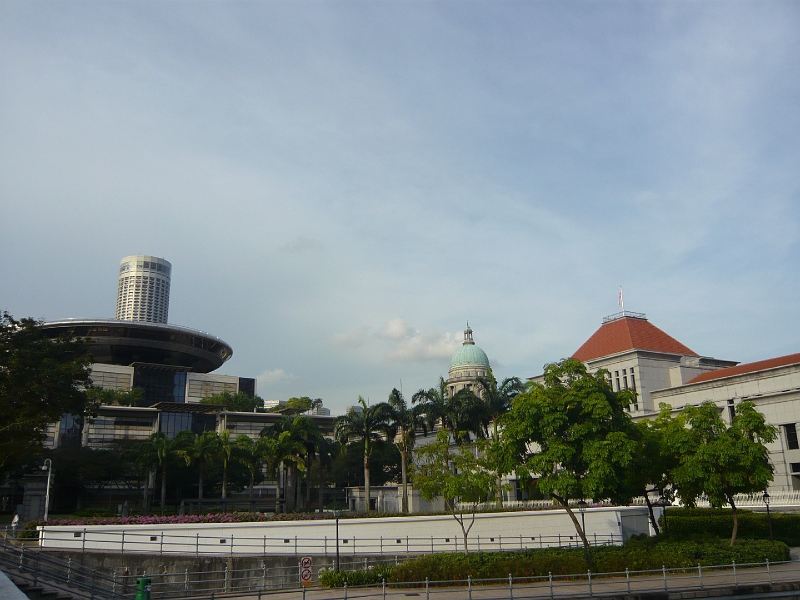 p1020410.jpg - This is the Singapore parliament's building, next to what Anna and I decided was a spaceship landing pad.