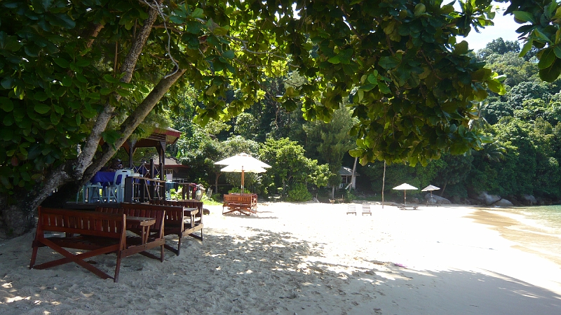 p1020486.jpg - The beach in front of Impiani